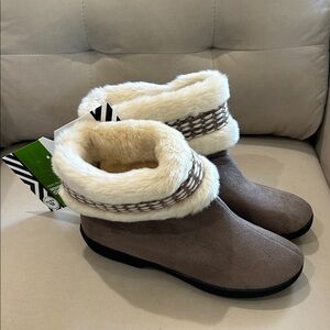 isotoner Faux Fur Lined Winter Boots - Tan and Cream